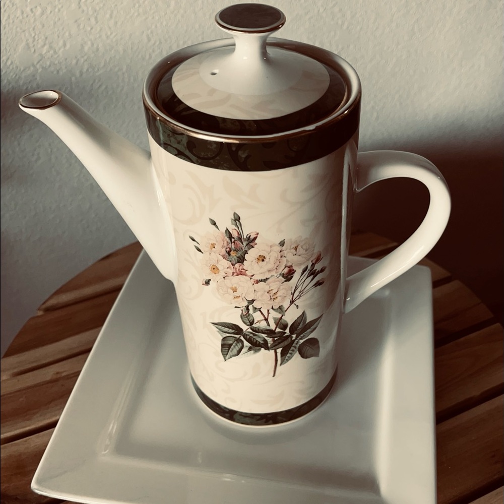 Elegant TeaPot from Hallmark Home Collection - Picture 3 of 6